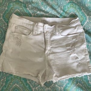 Levi’s white cut off high rise shorts
